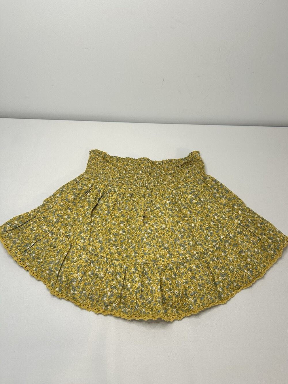 Aeropostale Womens XS Mustard Floral Smocked Tiered Mini Skirt Skort Lace Trim